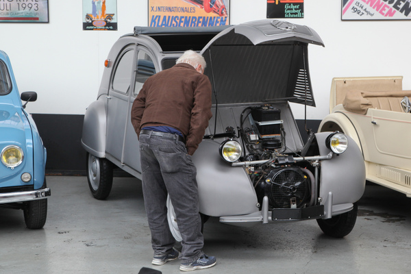 Dem frühen Citroën 2 CV wird genau unter die Haube geschaut IMG_6607 () - an der Versteigerung der Oldtimer Galerie am 23. April 2016 in Toffen