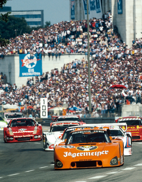 Der Franzose Bob Wollek führt im Kremer-Porsche 935 den Pulk auf dem Norisring 1981 an – Beispiel-Foto aus dem Buch «Jägermeister Racing 1972-200» vom Delius Klasing Verlag