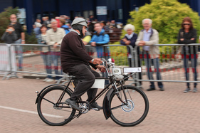 Der Motor an diesem NSU-Mofa treibst das Vorderrad an - am 24. Oldtimer Grandprix Safenwil 2015