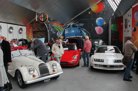 Die Autos werden vor der Versteigerung inspiziert - an der Versteigerung der Oldtimer Galerie am 23. April 2016 in Toffen Die Autos werden vor der Versteigerung inspiziert - an der Versteigerung der Oldtimer Galerie am 23. April 2016 in Toffen
