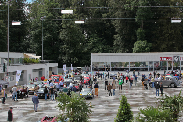 Die Fahrzeuge sind für die Vorfahrt aufgereiht - Dolder-Versteigerung der Oldtimer Galerie am 11. Juni 2016