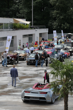 Die Fahrzeuge werden für die Vorfahrt aufgereiht - Dolder-Versteigerung der Oldtimer Galerie am 11. Juni 2016 Die Fahrzeuge werden für die Vorfahrt aufgereiht - Dolder-Versteigerung der Oldtimer Galerie am 11. Juni 2016