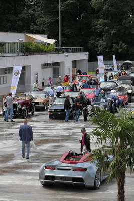 Die Fahrzeuge werden für die Vorfahrt aufgereiht - Dolder-Versteigerung der Oldtimer Galerie am 11. Juni 2016
