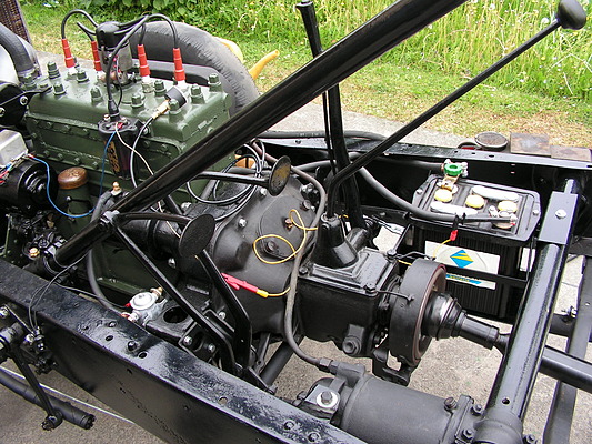 Die Restauration eines Citroën AC4 Lieferwagens: Erster Probelauf des frisch revidierten Motors im restaurierten Chassis