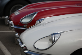 E-Type der Serie 1 (hinten) und Serie 2 - am 24. Oldtimer Grandprix Safenwil 2015