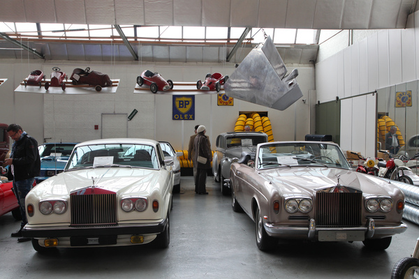 Ein Rolls-Royce Silver Shadow Drophead Coupé und ein Corniche Coupé als direkter Nachfolger - an der Versteigerung der Oldtimer Galerie am 23. April 2016 in Toffen