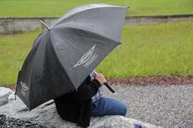 Ein Schirm war den ganzen Tag über nützlich, mit dem Markenzeichen sowieso - Fantastic Plastic 2016 Ein Schirm war den ganzen Tag über nützlich, mit dem Markenzeichen sowieso - Fantastic Plastic 2016