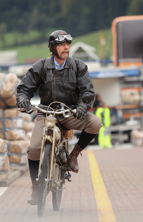 Ein sehr altes Mofa, an der Steigung musste kräftig mit Treten nachgeholfen werden - am 24. Oldtimer Grandprix Safenwil 2015