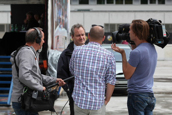 Bild Eine Fernseh-Crew interviewt einen der Einlieferer - Dolder-Versteigerung der Oldtimer Galerie am 11. Juni 2016