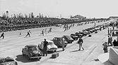 Eine weitere grandiose Aufnahme des Starts, aufgenommen von den Dächern der alten Boxengasse (12 Stunden von Sebring 1957)