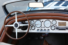 Excalibur 35X (1969) - klassisches Lenkrad, relativ moderne Armaturen