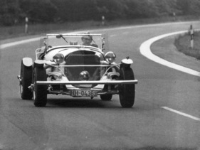 Excalibur SS (1965) - Olaf Baron Fersen am Steuer der Mercedes-SS-Replica