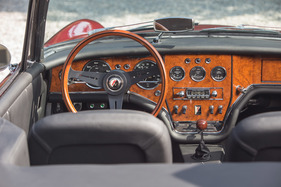 Facel Vega Facellia F2 1600 (1962) - das Armaturenbrett ist im gleichen Stil wie bei den grossen Facels gehalten