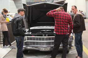 Fachsimpeln unter der offenen Motorhaube - Oldtimermesse St. Gallen 2015