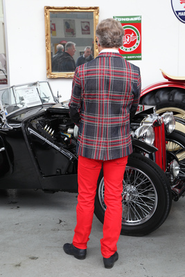 Farblich perfekt passend - an der Versteigerung der Oldtimer Galerie am 23. April 2016 in Toffen