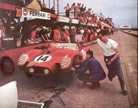Ferrari 250 TR (1959) - Boxenstopp des Nummer #14 James Johnston Ferraris 250 TR mit Schweizer Rennfahrer Gaston Andrey (12 Stunden von Sebring 1959)