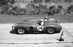 Ferrari 290 MM (1957) - Phil Hill Seite an Seite mit einem kleinvolumigeren Konkurrenten anlässlich der 12 Stunden von Sebring 1957