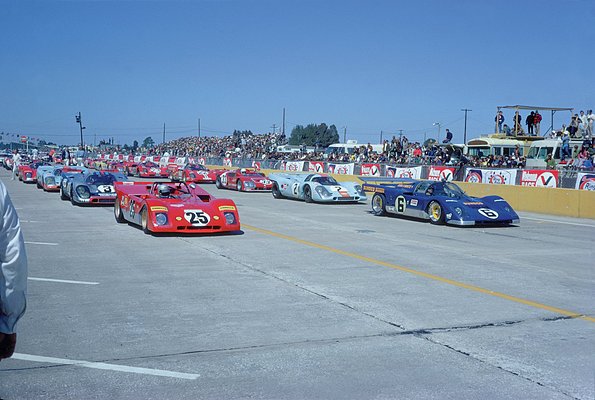 Ferrari 312 PB (1971) - Startaufstellung mit Mario Andretti im Ferrari 312 PB vorne links (12 Stunden von Sebring 1971)