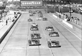 Ferrari 312 PB (1972) - Mario Andretti (USA) im #2 Ferrari 312 PB, Clay Regazzoni (CH) in #4 und  Ronnie Peterson (S) in #3 - Mit ausgestreckten Armen signalisieren sie, dass noch weitere Aufwärmrunden folgen (12 Stunden von Sebring 1972)