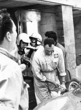 Ferrari 330 P (1964) - John Surtees und Lorenzo Bandini (mit Helmen) tauschen Informationen aus während dem Fahrerwechsel. Sie wurden Gesamtdritter. (12 Stunden von Sebring 1964)
