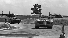 Ferrari 330 P (1965) - Ferrari 330 P verfolgt Mark Donohue im Ferrari 250 LM (12 Stunden von Sebring 1965)