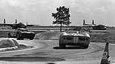 Ferrari 330 P (1965) - Ferrari 330 P verfolgt Mark Donohue im Ferrari 250 LM (12 Stunden von Sebring 1965)