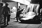 Ferrari 365 P2 (1966) - Dieser Ferrari 365 P2 von Mario Andretti kollidiert kurz vorher mit einem Porsche. Minuten später nach dieser Aufnahme ging der Ferrari in Flammen auf (12 Stunden von Sebring 1966)