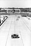 Ferrari 512 M (1971) - Mark Donohue im Sunoco Ferrari 512M vom Penske Team fährt dem breiten Streckenabschnitt beim Start entlang (12 Stunden von Sebring 1971)