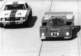 Ferrari 512 M (1971) - Mark Donohue im Sunoco Ferrari 512M vom Penske Team überholt gerade den Chevrolet Camaro mit  John Elliott (12 Stunden von Sebring 1971)