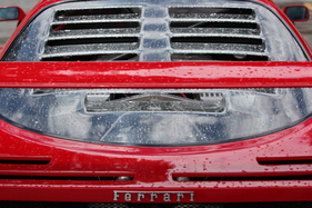 Ferrari F40 (1990) - trotzt dem Regen - an der Dolder-Versteigerung der Oldtimer Galerie am 11. Juni 2016