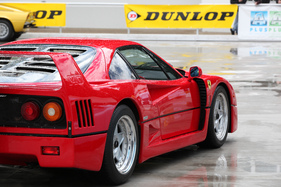 Ferrari F40 (1990) - trotzt dem Regen - an der Dolder-Versteigerung der Oldtimer Galerie am 11. Juni 2016