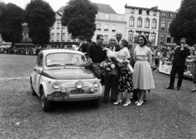 Fiat 500 (1958) - Arturo Brunetto und Andrea Frieder werden als Sieger der Rallye Liege–Brescia–Liege von 1958 gefeiert