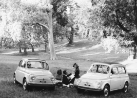 Fiat 500 D (1963) - Picknick im Grünen, rechts die Kombiversion Giardniniera