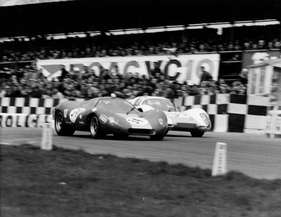 Ford F3L P68 (1968) Auf Augenhöhe mit dem Porsche 907 von Neerpasch/Elford am 6-Stunden Rennen von Brands Hatch