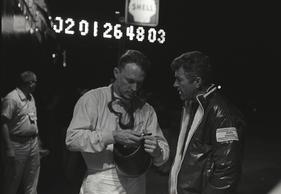 Ford GT 40 MkII (1966) - Dan Gurney (links) mit Team Chef Carroll Shelby - kurze Besprechung während den Nachtstunden des Rennens (12 Stunden von Sebring 1966)