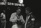 Ford GT 40 MkII (1966) - Dan Gurney (links) mit Team Chef Carroll Shelby - kurze Besprechung während den Nachtstunden des Rennens (12 Stunden von Sebring 1966)