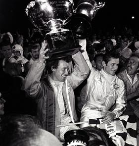 Ford GT40 (1969) - Jacky Ickx (rechts) und Jackie Oliver feiern den Gesamtsieg mit dem John-Wyer-Ford-GT40 (12 Stunden von Sebring 1969)