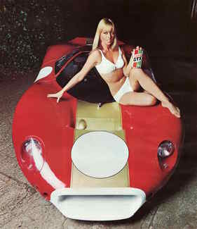Ford P68 F3L (1968) - Mit den ersten Sponsoren (hier Castrol GTX) sah man den neuen Ford Prototypen bereits früh in der Presse - hier mit Model Marilyn Rickard