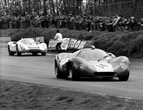 Ford P68 F3L (1968) vor Porsche 907 - Mike Spence fuhr die ersten Runden im Nummer #34 Ford P68 (Chassis #002) in Brands Hatch, Ausfall nach wenigen Runden, konnte aber mit dem Porsche 907 (Neerpasch/Elford) mithalten
