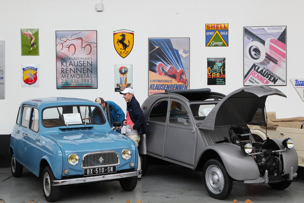 Bild Französische Nationalhelden - links ein Renault R4 aus den Sechzigerjahren, rechts ein sehr früher 2 CV - an der Versteigerung der Oldtimer Galerie am 23. April 2016 in Toffen
