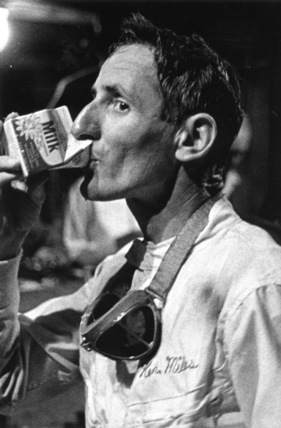 Gesamtsieger Ken Miles erfrischt sich nach dem Rennen mit einem Schluck Milch - Er gewann mit dem Ford GT-X1 (12 Stunden von Sebring 1966)