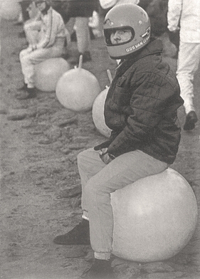 Gijs van Lennep auf einem Hüpfball, der beim Le Mans Start eingesetzt wurde