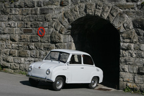 Goggomobil T 250 (1960) - geht schon fast als Motorrad durch, da kümmert das Parkverbot niemanden