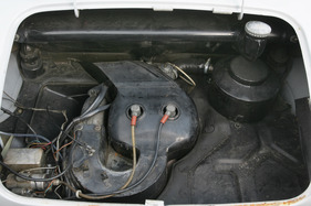 Goggomobil T 250 (1960) - man sieht nur die zwei Zündkerzen vom luftgekühlten Zweitaker-Motor