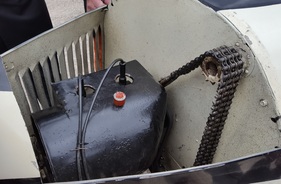 Bild Grade Rennwagen "der kleine Grade" (1921) - Zweizylindermotor mit Blechummantelung zur Luftführung, rechts das Zahnrad mit der vierreihigen Kette zu den Seilzügen für die Lenkung - Classic-Gala Schwetzingen 2016