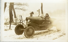 Bild Grade Rennwagen "der kleine Grade" (1921) - bei einer Winterfahrt, im Hintergrund der „Sportfotograf“