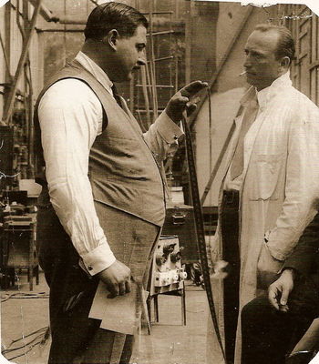 Graf Kolowrat studiert in seiner Film-Fabrik einen Filmstreifen