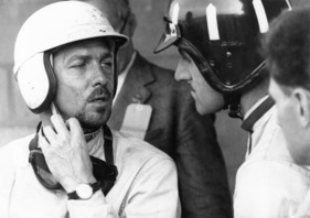 Graham Hill (rechts) und Jo Bonnier tauschen kurz Informationen aus beim Fahrerwechsel (12 Stunden von Sebring 1964)