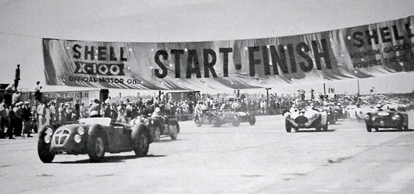 Healey Silverstone (1953) vorne links im Bild mit Fahrer Erwin Goldschmidt - Der fulminante Start im Jahre 1953 (12 Stunden von Sebring 1953)