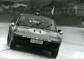 Hilfe naht - der R-Porsche 914-6 als erstes Rettungsstaffelauto mit LInge und dem Doktor 1972 im Einsatz am Nürburgring Hilfe naht - der R-Porsche 914-6 als erstes Rettungsstaffelauto mit LInge und dem Doktor 1972 im Einsatz am Nürburgring